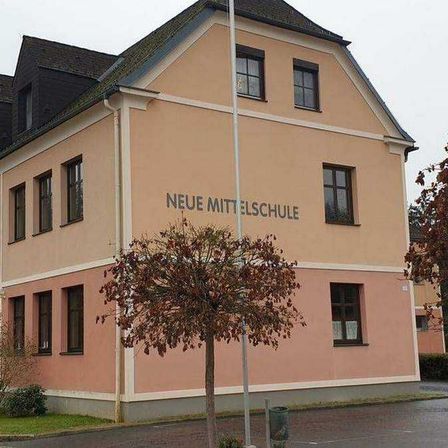 Bild enthält, Architecture, Building, City, Office Building, Grass, School, Urban, Housing, Hotel, Factory