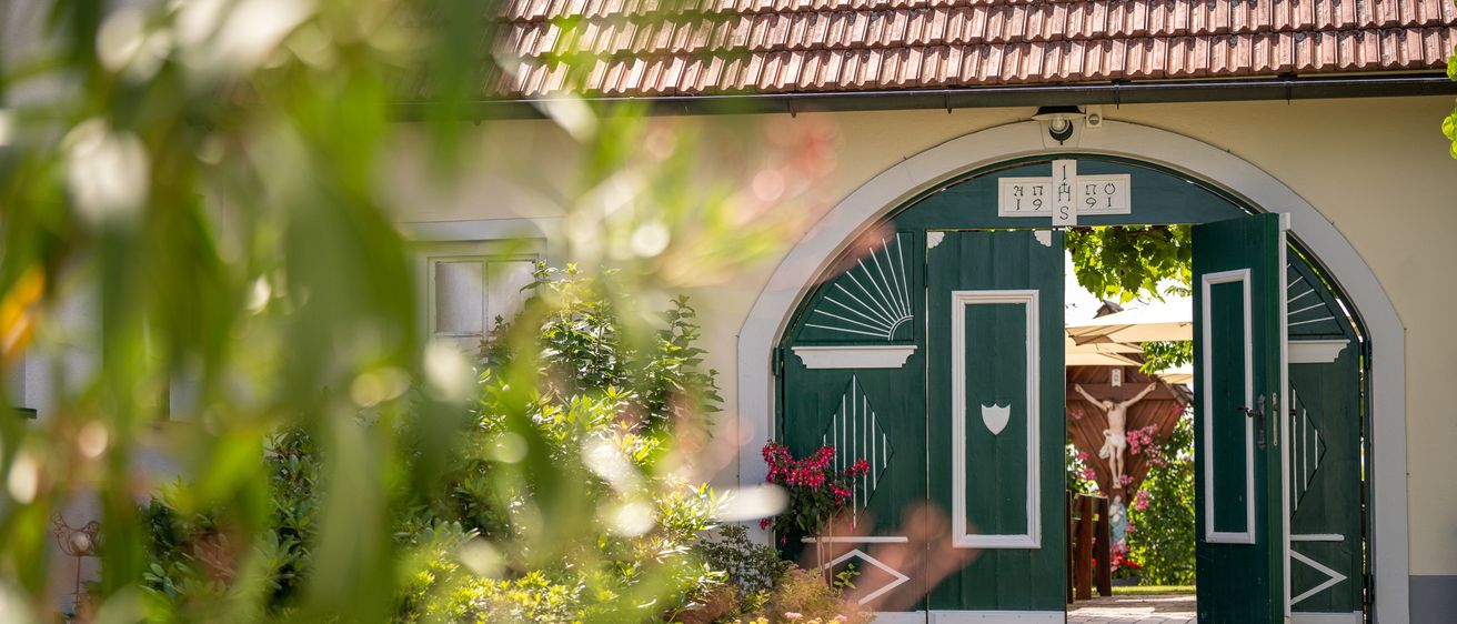 Bild enthält, Path, Walkway, Garden, Nature, Outdoors, Flagstone, Housing, House, Villa, Arbour