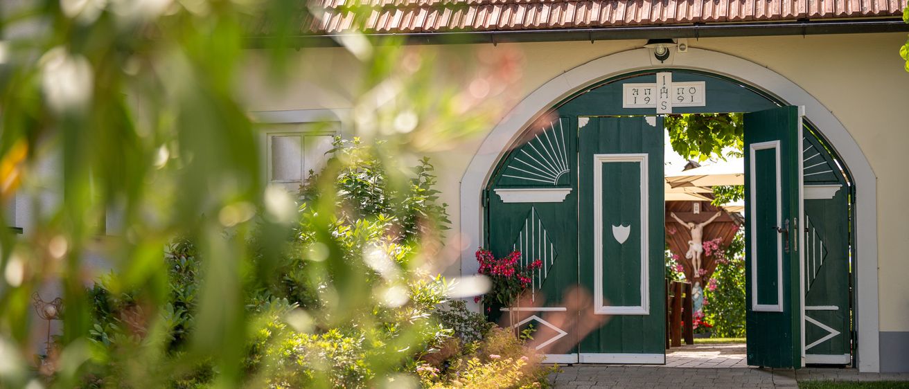 Bild enthält, Path, Walkway, Garden, Nature, Outdoors, Flagstone, Housing, House, Villa, Arbour