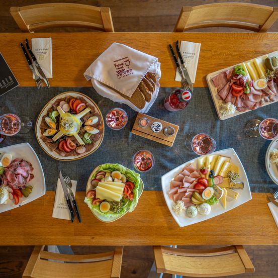 Bild enthält, Brunch, Food, Meal, Cafeteria, Restaurant, Wood, Plate, Chair, Food Presentation, Dish