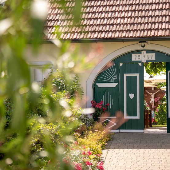 Bild enthält, Path, Walkway, Garden, Nature, Outdoors, Flagstone, Housing, House, Villa, Arbour