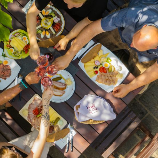 Bild enthält, Brunch, Restaurant, Lunch, Meal, Cafeteria, Adult, Male, Man, Person, Dining Table