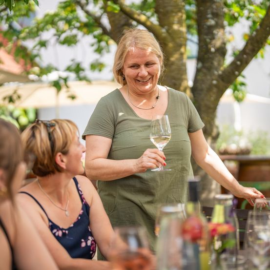 Bild enthält, Adult, Female, Person, Woman, Necklace, Face, Glass, Nature, Outdoors, Smile