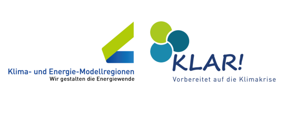 Zwei Logos: 'Modellregionen in die Energiewende' und 'KLAR! Vorbereitet auf die Klima'. Der erste hat ein grünes und blaues Dreieck, der zweite hat drei blaue Kreise und blauen Text.