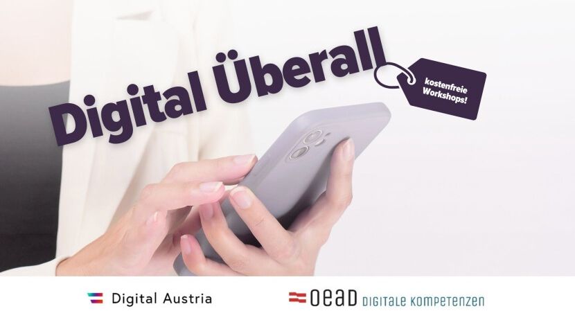 Eine Person hält ein Smartphone mit den Worten Digital überall darüber und ein Schild, das 'kostenfreie Workshops' lautet, ist angebracht. Logos für Digital Austria und OEAD Digitale Kompetenzen sind unten.