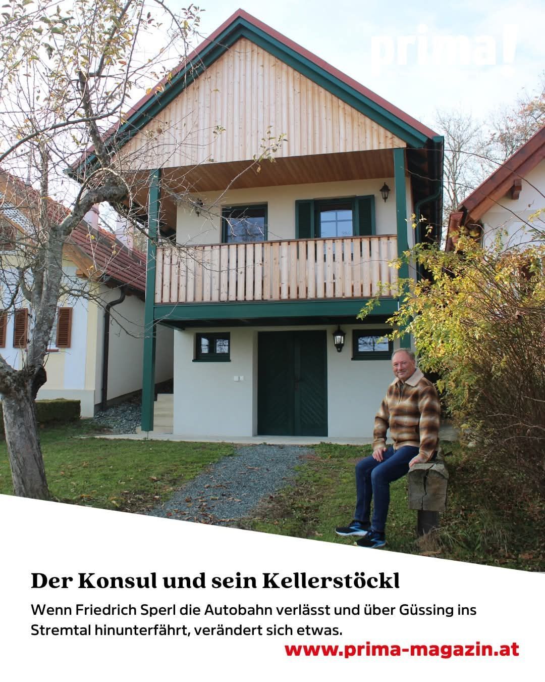 Ein Mann sitzt auf einer Bank vor einem Haus. Das Haus hat einen Balkon, einen Schornstein und zwei Lampen. Der Text lautet 'Der Konsul und sein Kellerstockl'.
