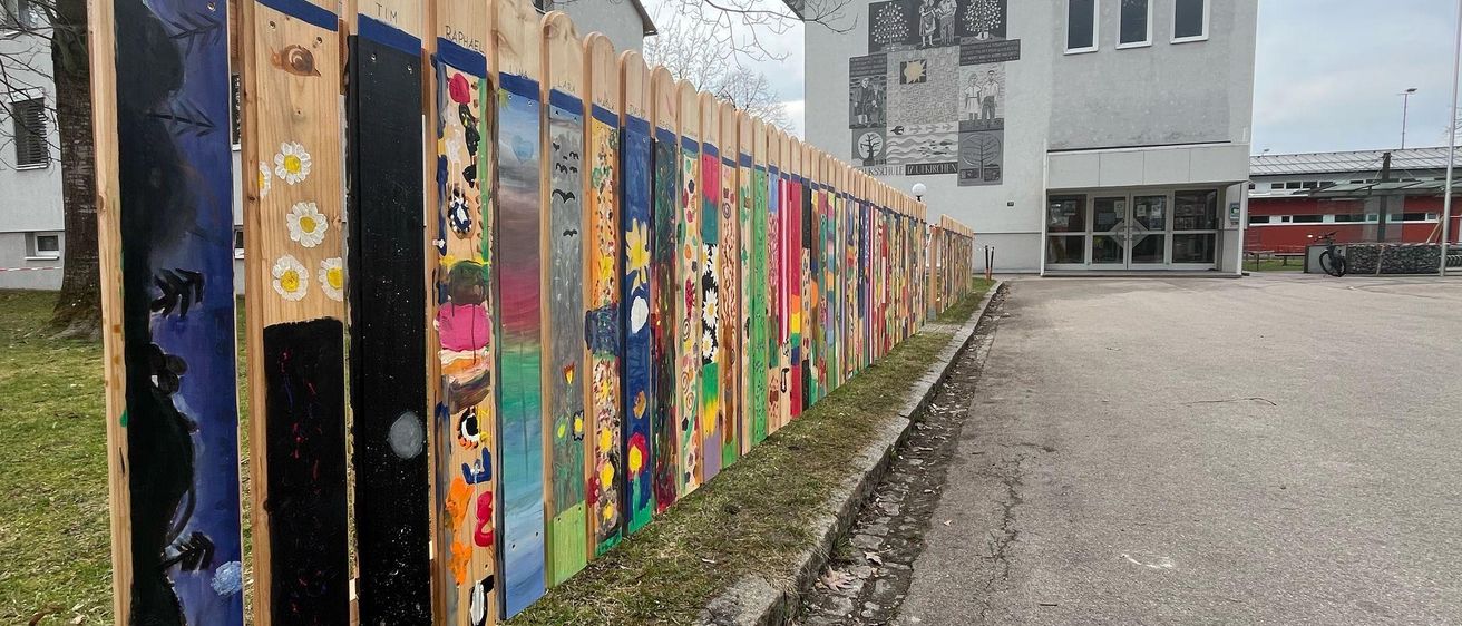 Bild enthält, Nature, Outdoors, Yard, Berlin Wall Memorial, Landmark, Picket Fence, Person