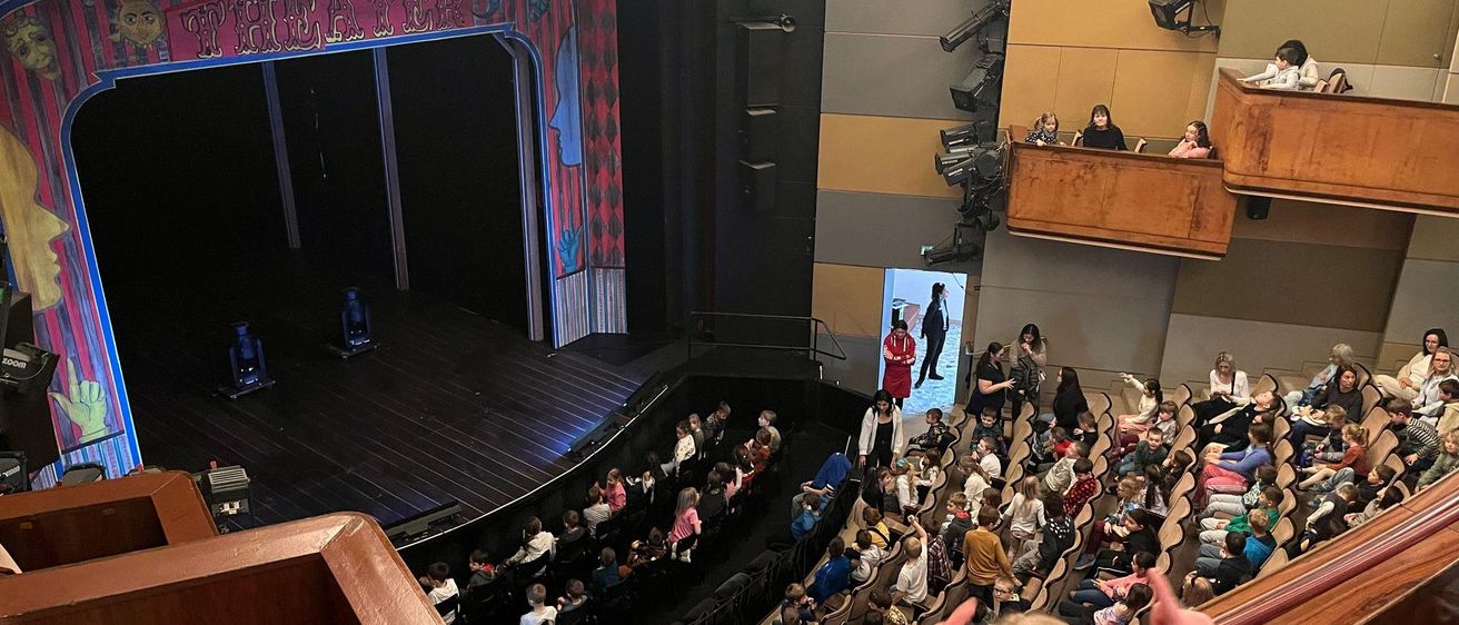 Bild enthält, People, Person, Indoors, Musician, Orchestra Pit, Building, Classroom, School, Crowd, Hall