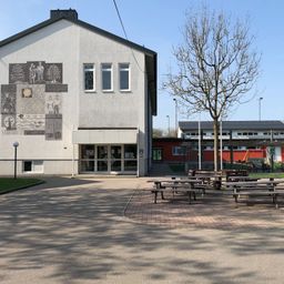 Bild enthält, Desk, Grass, Person, Outdoors, Shelter, City, Bicycle