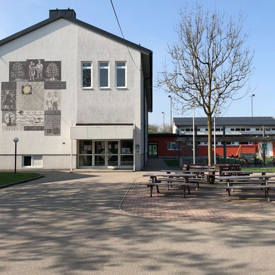 Bild enthält, Desk, Grass, Person, Outdoors, Shelter, City, Bicycle