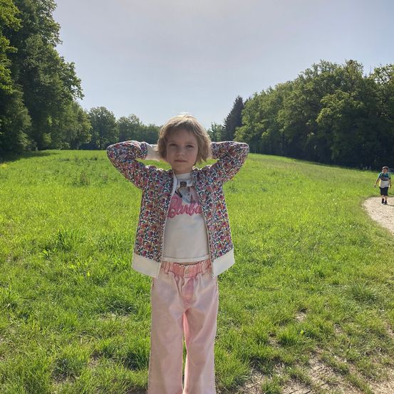 Bild enthält, Grass, Park, Person, Photography, Portrait, Vegetation, Tree, Pants, Blouse, Woodland