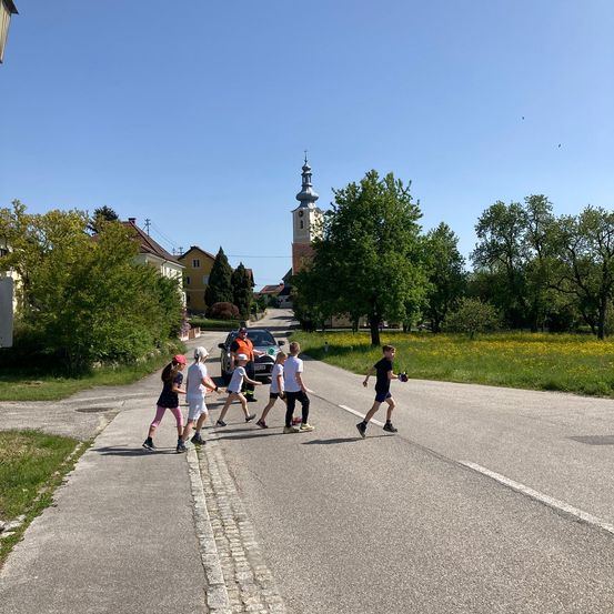 Bild enthält, Person, Shoe, Glove, Car, Helmet, Landmark, Hat