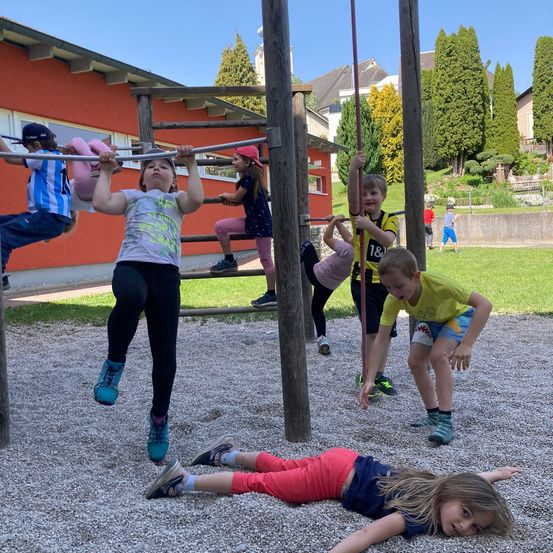 Bild enthält, Person, Play, Shorts, Boy, Child, Male, Shoe, Face