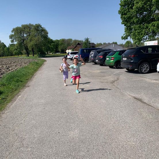 Bild enthält, Person, Walking, Road, Street, Urban, Outdoors, Child, Female, Girl, Shoe