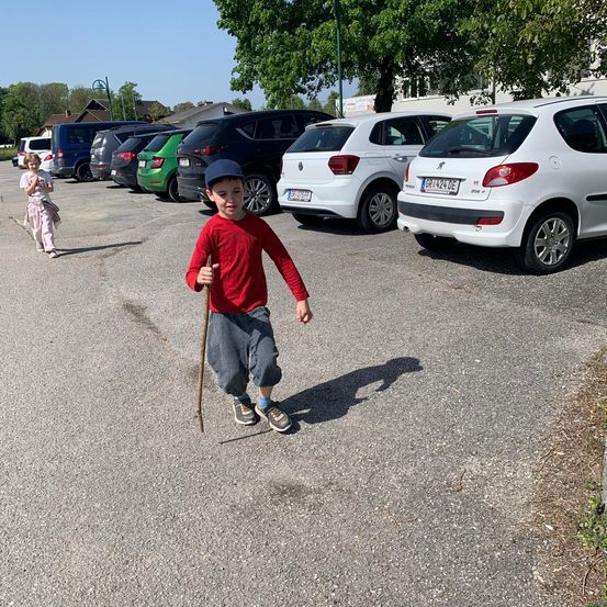 Bild enthält, Person, Walking, Boy, Child, Male, Sword, Outdoors, Car, Vehicle