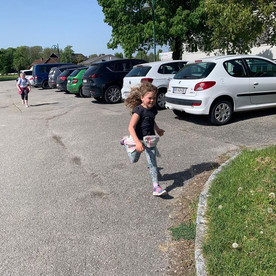 Bild enthält, Child, Female, Girl, Person, Outdoors, Vehicle