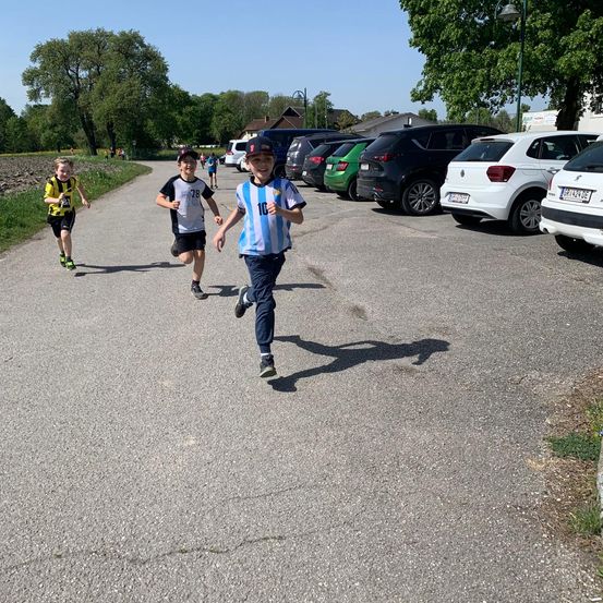 Bild enthält, Boy, Child, Male, Person, Shoe, People, Walking, Outdoors