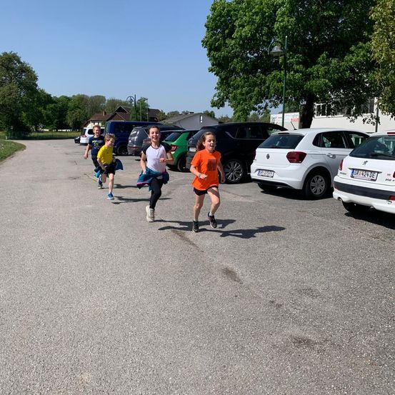 Bild enthält, Footwear, Shoe, Person, Running, Chasing, Car, Vehicle, Accessories, Glasses