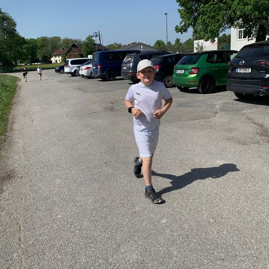 Bild enthält, Person, Standing, Boy, Child, Male, Wristwatch, Outdoors, Running, Shoe