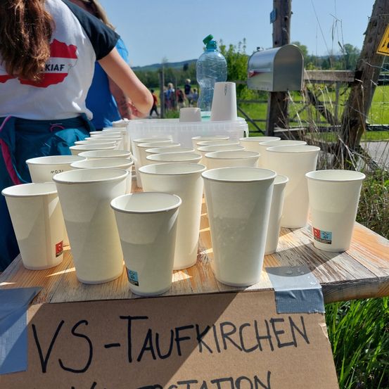 Bild enthält, Adult, Female, Person, Woman, Cup, Nature, Outdoors, Disposable Cup, Beverage, Tabletop