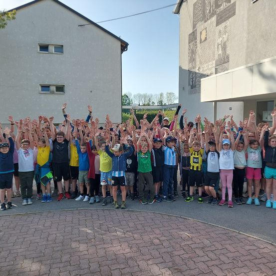 Bild enthält, Shorts, People, Person, T-Shirt, Shoe, City, Urban, Hat, Portrait, Car