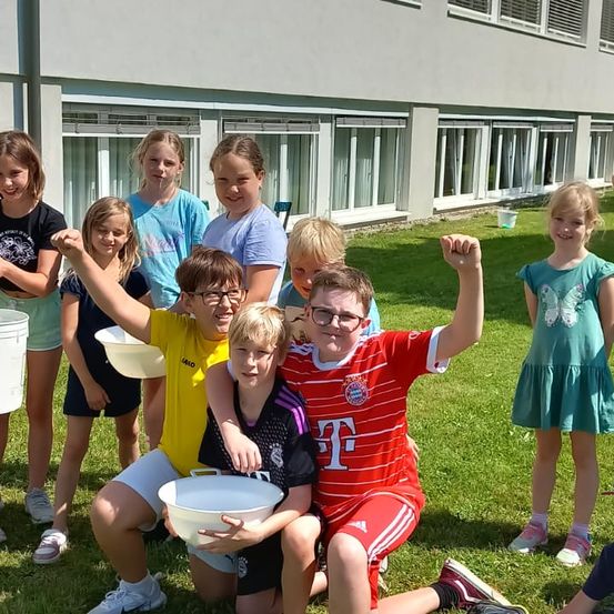 Bild enthält, People, Person, Grass, Summer, Backyard, Yard, Shorts, Boy, Child, Male