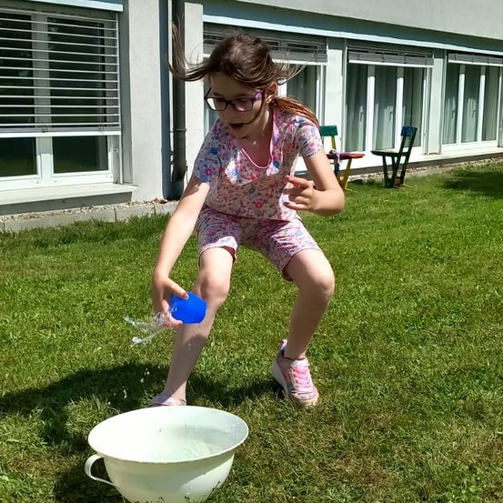 Bild enthält, Grass, Summer, Backyard, Yard, Photography, Portrait, Potted Plant, Lawn, Shelter, Shorts