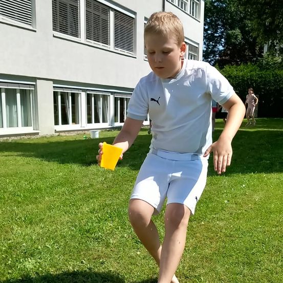 Bild enthält, Grass, Summer, Backyard, Yard, Shorts, Person, Portrait, Lawn, Shelter, Child