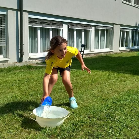 Bild enthält, Grass, Summer, Neighborhood, Backyard, Yard, Photography, Portrait, Lawn, Shelter, City