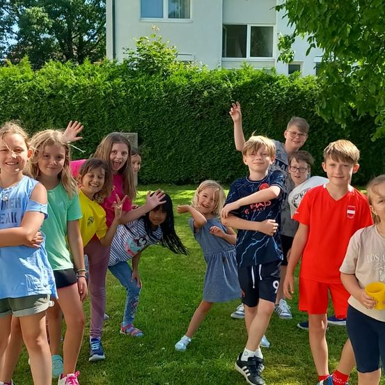 Bild enthält, People, Person, Grass, Backyard, Park, Shorts, Child, Female, Girl, Tree