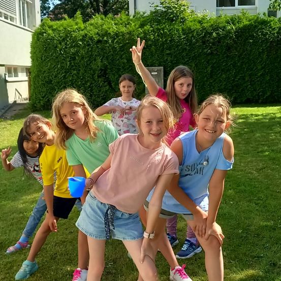 Bild enthält, Grass, Backyard, Yard, Photography, Portrait, Park, Neighborhood, Summer, Shelter, People