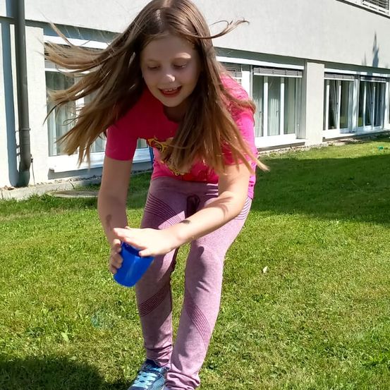 Bild enthält, Grass, Backyard, Yard, Person, Photography, Portrait, Pants, Child, Female, Girl