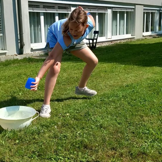 Bild enthält, Grass, Backyard, Yard, Summer, Photography, Portrait, Neighborhood, Lawn, Shorts, Shoe