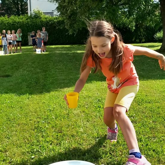 Bild enthält, Grass, Park, Summer, Backyard, Yard, Photography, Portrait, Shelter, Lawn, Shorts