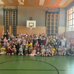 Bild enthält, People, Person, Basketball, Basketball Game, Sport, Face, Head, Playing Basketball