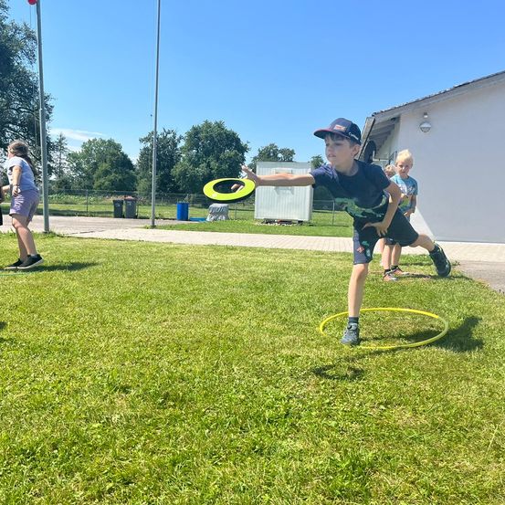 Bild enthält, Grass, Play, Person, Boy, Child, Male, Throwing, Baseball Cap, Baseball Game, Playing Basketball