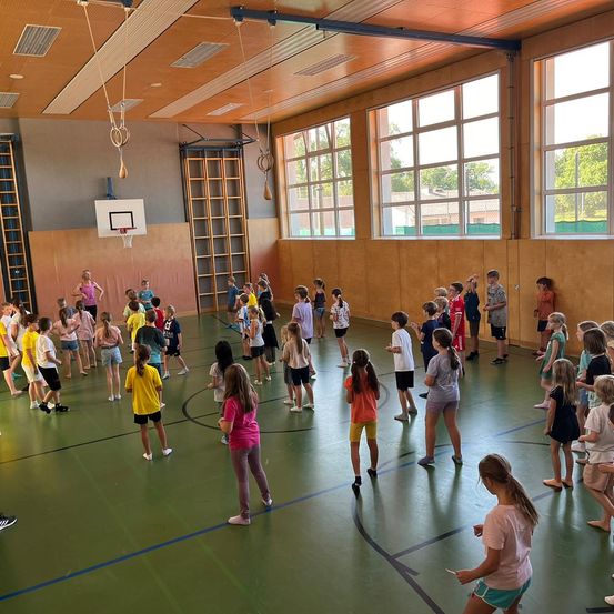 Bild enthält, People, Person, Volleyball, Volleyball Game, Child, Female, Girl, Clothing, Shorts, Shoe