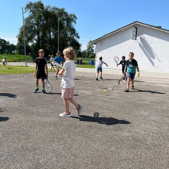 Bild enthält, People, Person, Clothing, Shorts, Sport, Tennis, Tennis Racket, Baseball Game, Baton, Stick