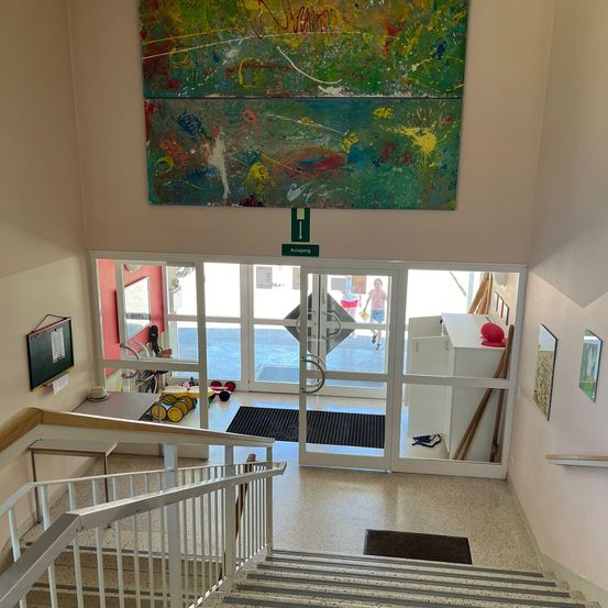 Bild enthält, Architecture, Building, Foyer, Indoors, Floor, Art, Painting, Person, Interior Design