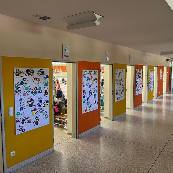 Bild enthält, Floor, Indoors, Architecture, Building, Accessories, Bag, Handbag, Person, Furniture