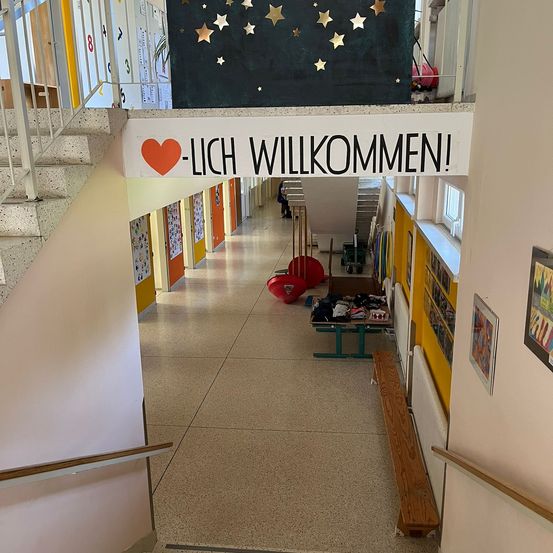 Bild enthält, Floor, Architecture, Building, Foyer, Indoors, Person, Housing, Staircase, Machine, Wheel
