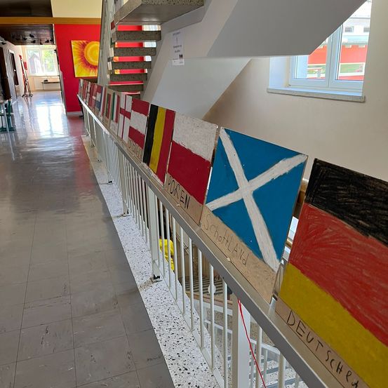 Bild enthält, Floor, Indoors, Interior Design, Architecture, Building, Foyer, Person, Flooring, Flag