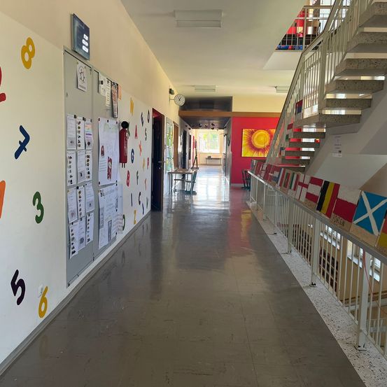 Bild enthält, Architecture, Building, Indoors, Symbol, Number, Text