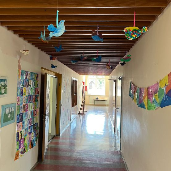 Bild enthält, Floor, Indoors, Interior Design, Architecture, Building, Hallway, Art, Painting