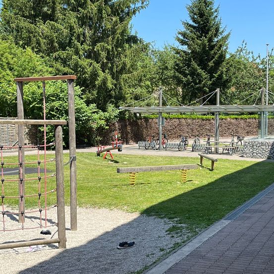 Bild enthält, Grass, Nature, Outdoors, Park, Play Area, Outdoor Play Area, Tree, Person, Bicycle, Shoe