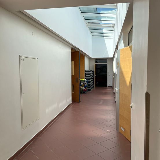 Bild enthält, Floor, Flooring, Indoors, Hallway, Interior Design