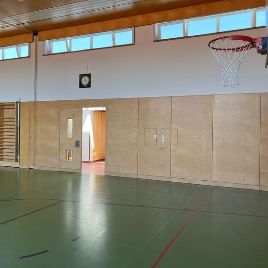 Bild enthält, Basketball, Person, Playing Basketball, Sport, Floor