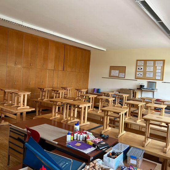 Bild enthält, Wood, Indoors, Interior Design, Architecture, Building, Classroom, Room, School, Box