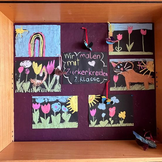 Bild enthält, Blackboard, Furniture