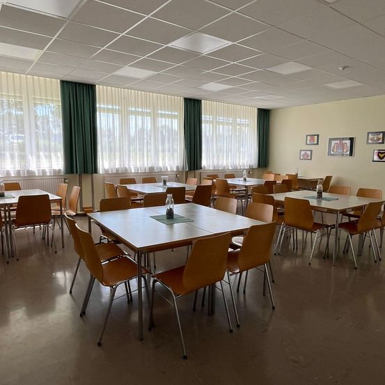 Bild enthält, Cafeteria, Indoors, Restaurant, Chair, Furniture, Table, Tabletop, Cup, Art, Painting